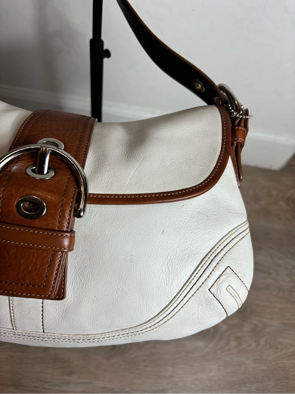 Coach Soho White Leather Buckle Shoulder Bag Brown Trim Y2K Purse